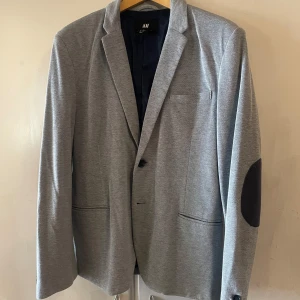 Stilren kavaj från HM - Stilren kavaj i tunt material i jättefint skick 