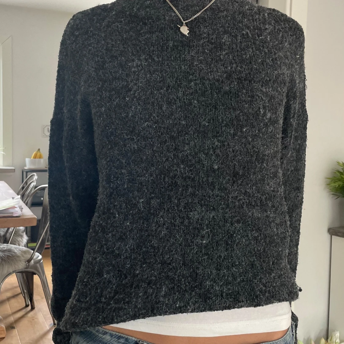 Stickad tröja mörkgrå