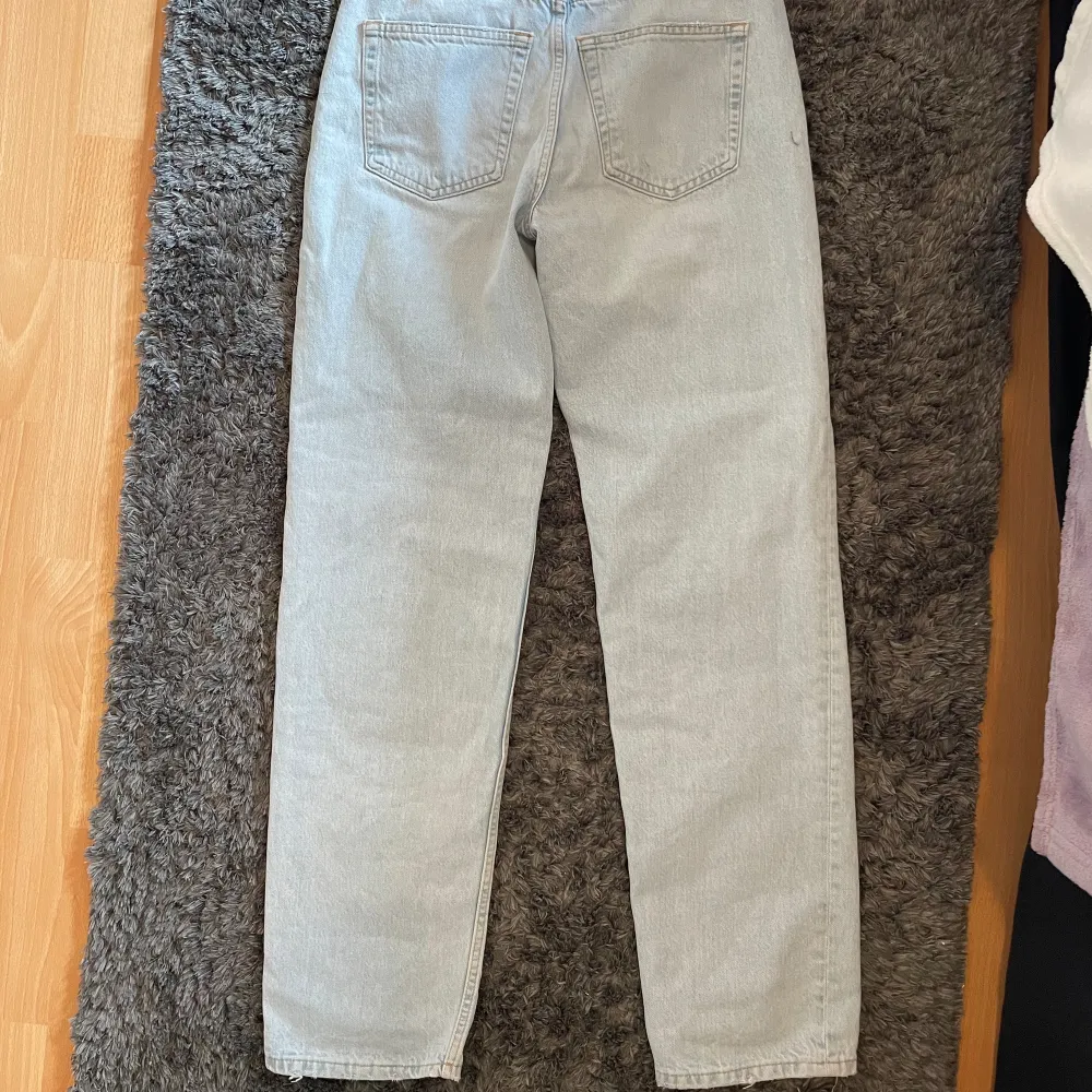 Blåa jeans stl. 34. Nästintill oanvända 🤍. Jeans & Byxor.