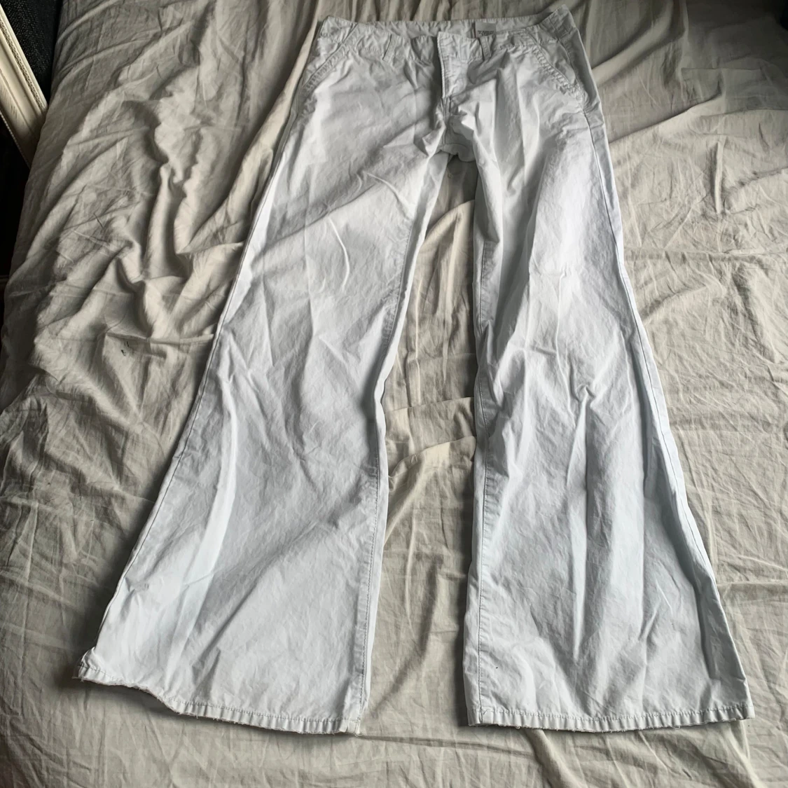 Vita Lågmidjade utsvängda byxor