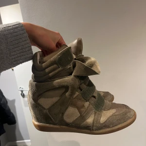 Isabel marant skor  - säljer dessa fina skor! Okej i skicket lite små defekter här och där men inget stort! Kan gå ner i pris vid snabb affär! Låda medföljer 