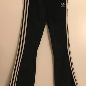 Velourbyxor Adidas - Använda velourbyxor från Adidas. Ej mjuka, mer som jeans än mjukisbyxor. Hur snygga som helst 🖤 Bilden gör dem inte rättvisa