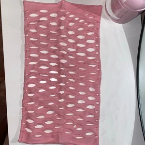 Super stretch topp - En rosa topp med hål som är extremt stretchigt !! Exakt samma som den i bilderna fast rosa !! ✨