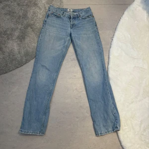 Blå jeans - Säljer dessa jeans på grund av att de är för långa för mig som är 158 cm lång är i bra skick, ser ut som nya. Skriv för fler bilder eller intresse 