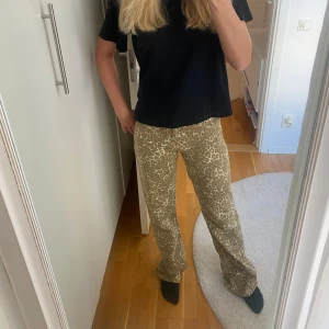 Leopard jeans  - Säljer mina oanvända Leopard jeans. 