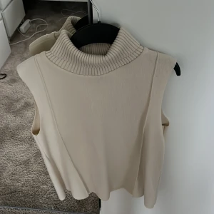 Zara tröja  - Snygg fin stickad tröja från zara i storlek s och den är aldrig använd 