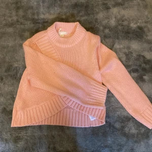 Snygg höst tröja  - En snygg babyrosa tröja som aldrig är använd och är i collab med IZAANDELLE