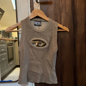 Linne från Diesel  - Köpt på Plick, jag själv har ej använt det. 