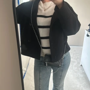 Stickad tröja - Jättesnygg stickad tröja från h&m. Köptes för nåt år sen så finns inte längre att köpa. Den är ej nopprig men ändå i ett använt skick. Skriv för frågor, svarar snabbt. Pris går att diskutera💕