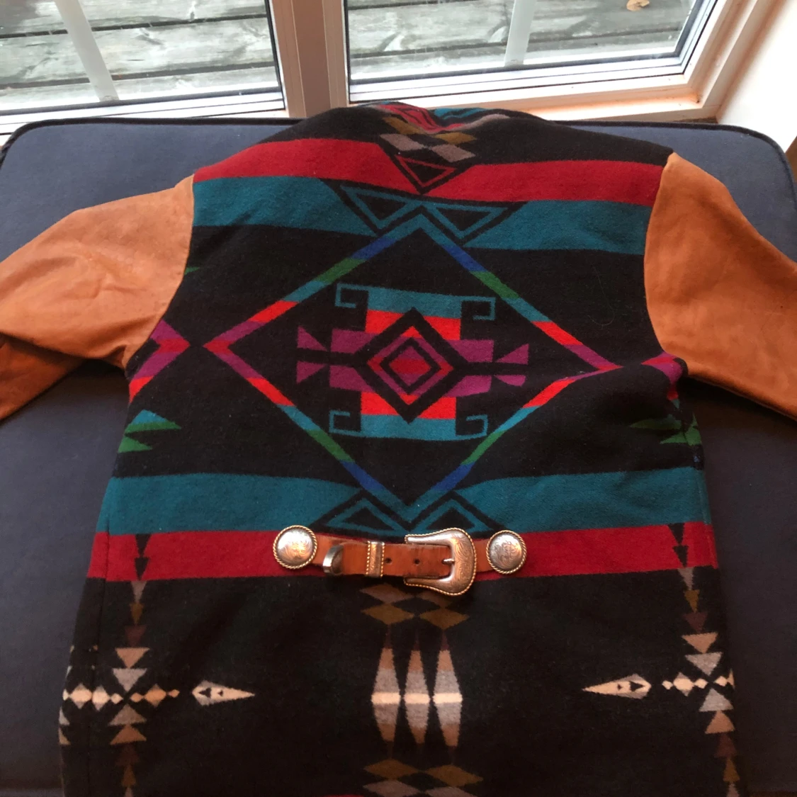 Jacka med spänne o fräsigt tryck - 90