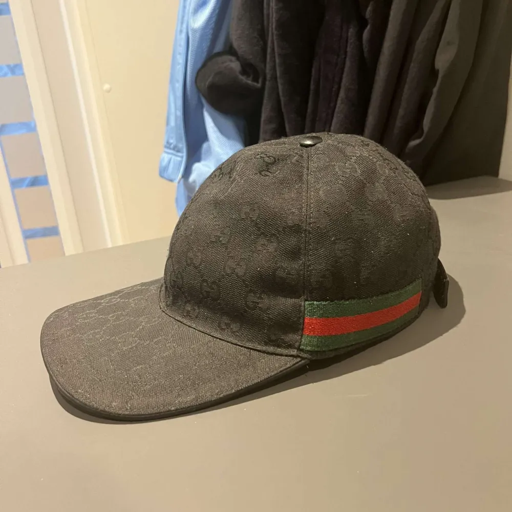 Gucci keps i färgen svart, storlek M. Säljer pågrund av att jag inte använder den längre. Ingen kvitto. Skriv för mer bilder osv…. Accessoarer.