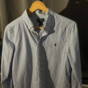 Ralph Lauren skjorta - 14-16år L bra skick har inte använt den så mycket.