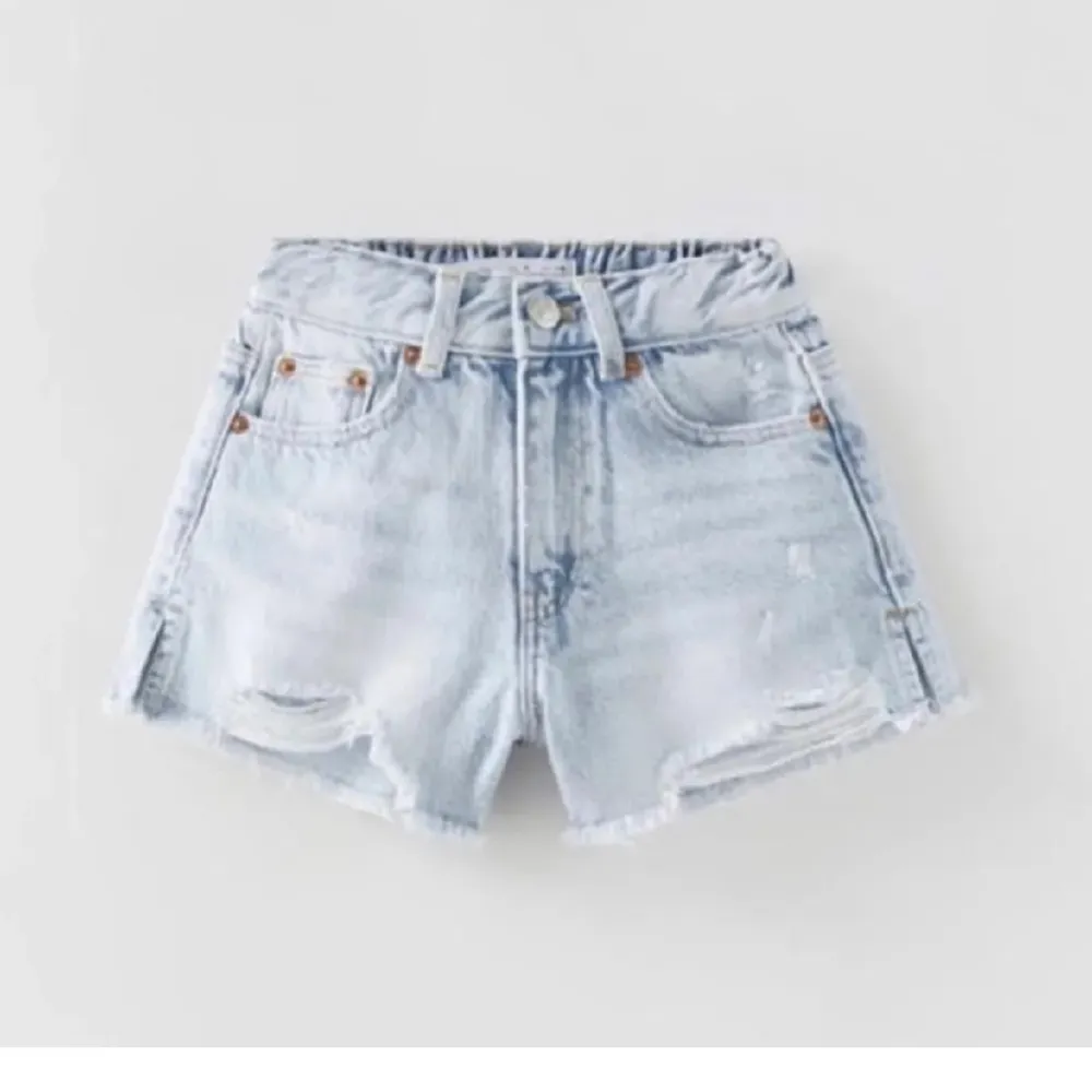 Snygga jeansshorts ifrån Zara. Storlek 152 men de är ganska stora i storleken och passar mig som har xs/s/32/34, inga defekter och sälj pga ingen användning . Shorts.