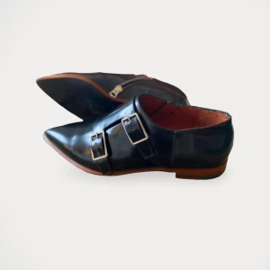 Acne studios skor - Skor från Acne Studios.  Storlek: 39 Material: Calf leather Helt ny, men utan prislapp.  Kommentar från säljaren: Masca from Acne Studios Dressed, pointy toe monk strap shoes with exaggerated high vamps. Size 39. Never used!!  100% Calf Leather (thin