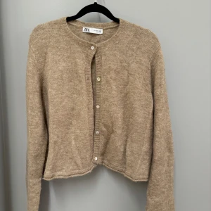 Gosig kofta från Zara - Skön och gosig stickad kofta från zara. Säljer på grund av att den inte längre kommer till användning💕