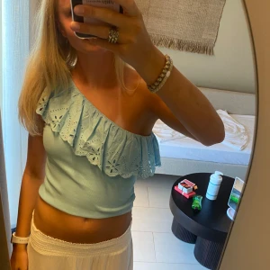  zara topp - Intressekoll på min blåa volangtröja från zara i stl 164 (13-14 år), passar dock mig som är 174 cm också.🤗🤗inga defekter 