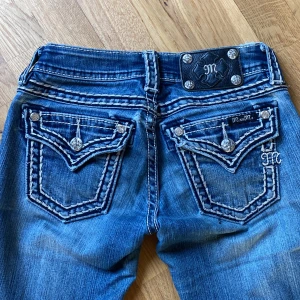 MISS ME JEANS - Säljer mina miss me jeans för de tyvärr är för små. Dom är i super bra skick och är i storlek 24☺️ Har du nån fråga bara skriv ! Dom är bootcut och lowwaist, midjemått: ca34 innerbenslängd:ca 80