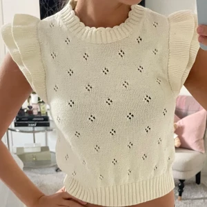 Stickad tipp - Supersöt och fin stickad topp med korta ärmar från &other stories. Jättefin kvalitet och bra skick. Såååå fin topp