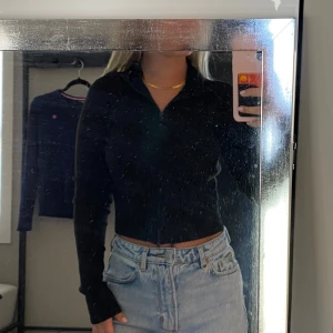 Zip tröja - Svart långärmad tröja med dragkedja både uppe och nere.💕 Super snygg tröja i ett väldigt skönt material som sitter väldigt fint på kroppen!🤩 Storlek S, knappt använd💕 Bara att skicka om du undrar något!🥰
