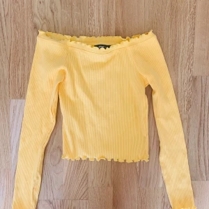Topp - En off shoulder topp i storlek S. Aldrig använd, helt nytt skick. 