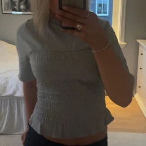 Smockad topp - Säljer denna jätte fina gråa smockade toppen från H&M som köptes i våras!💕andvänd några få gånger, säljer då den inte används längre💓