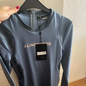 J Lindberg klänning liknande  - Prislappen sitter kvar på. Fick i present o aldrig använt. 