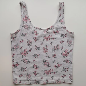 Blommigt linne - Ljusgrått linne med rosa vackra blommor på. Mycket bra skick, skriv vid frågor! 