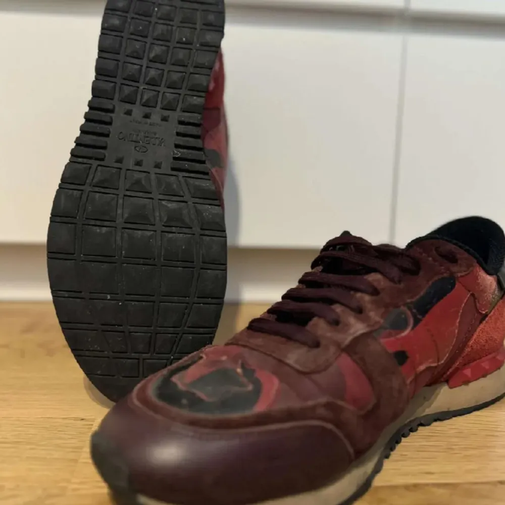 Valentino rockrunner i färgen röd 🔴 skicket är bra med mycket liv kvar att ge. Storlek 42 1/2. Inget og följer med. . Skor.