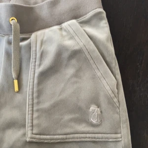 Gröna juicy byxor - Använda fåtal gånger, gröna med guld detaljer. Nypris är 1 199. Skriv till mig om ni vill ha fler bilder