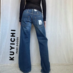 jeans - såå snygga lågmidjade bootcut jeans 🫶Kuyichi ”sugar” jeans från 2000s, stl 28/32 och lowrise. Midja- 77cm, modellen är 160cm, uppklippta längst ned, ORG PRIS: 999kr