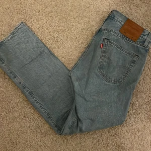 Levis jeans - 501 i nyskick, passformen är 30/30 Aldrig använda 10/10 skick Pris kan diskuteras vid snabb affär :)