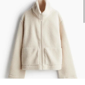 Teddy jacka  - Säljer min Teddy jacak från hm i storlek m men passar xs-m🥰
