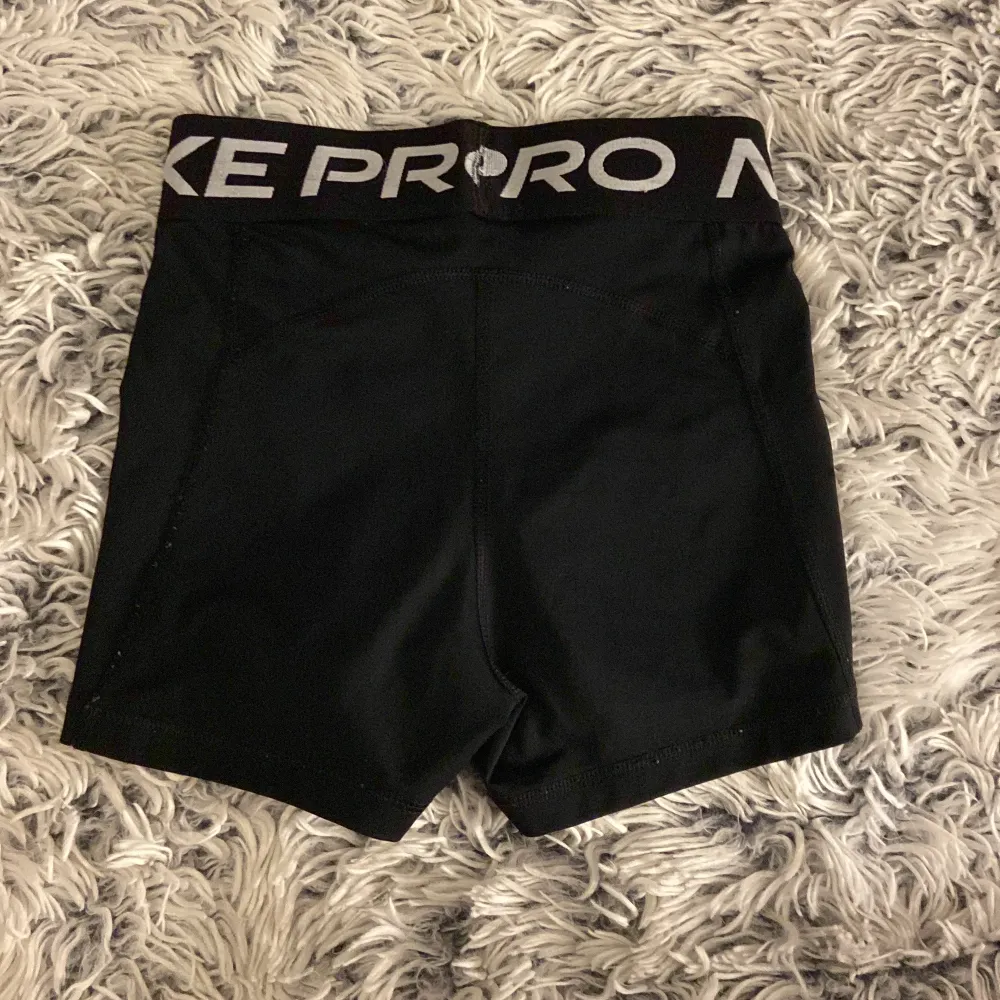 Säljer mina jättesnygga träningshorts som tyvärr blivit för små på mig. Storlek xs & inga defekter :). Sportswear.