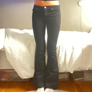 Lågmidjade bootcutjeans  - Säljer mina skitsnygga bootcutjeans ifrån Gina Tricot💗 säljer pågrund av att de är för korta för mig som är 169🩷