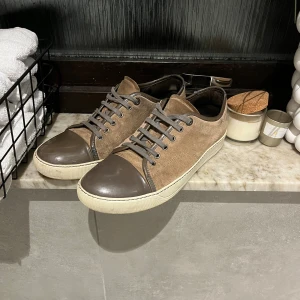 Lanvin - Säljer mina lanvins då jag tröttnat, det är i bra skick förutom lite svart på mockan som man ser på bild två och är riktigt stilrena. Rengöring på sulan ingår vid köp. Priset är inte hugget i sten och går att diskuteras