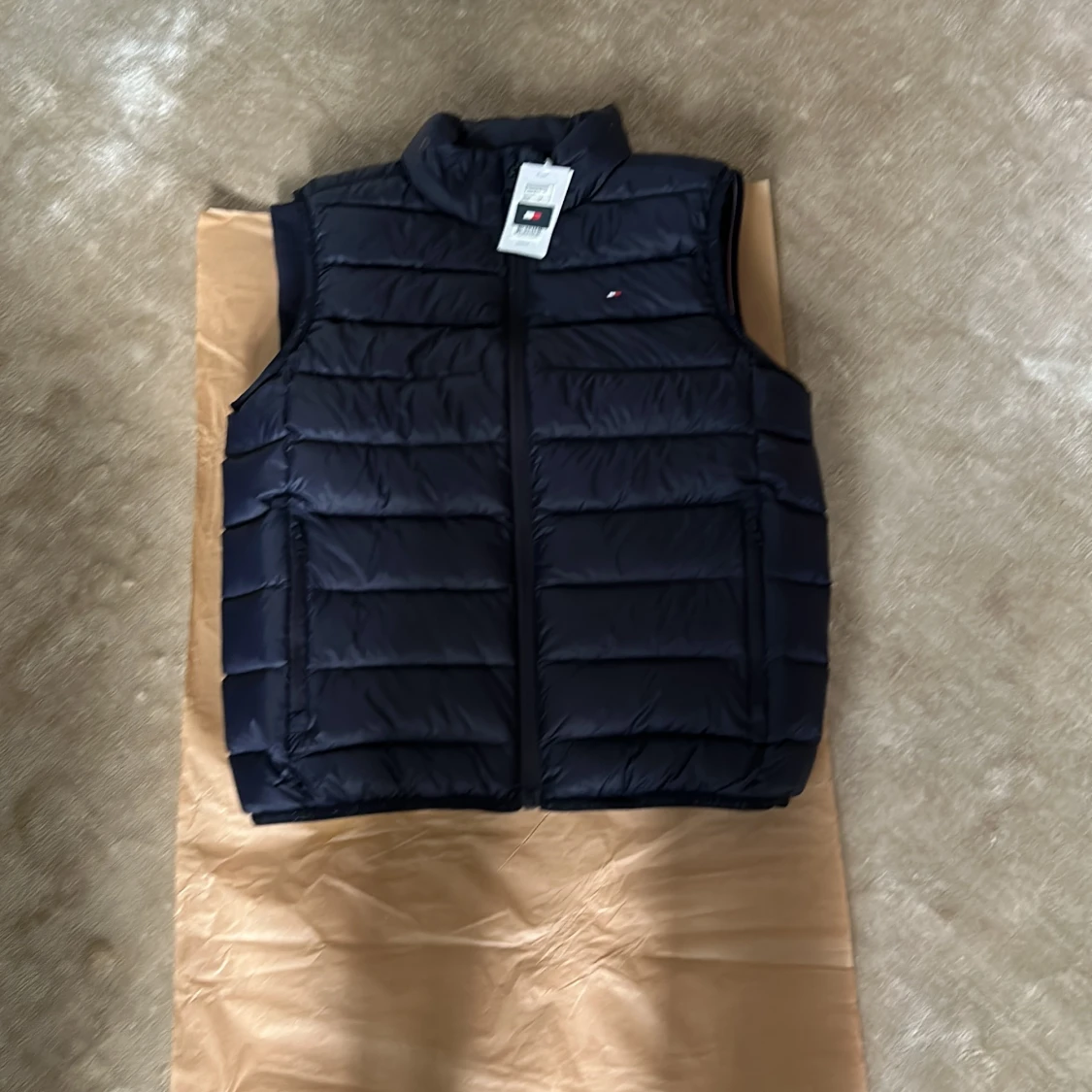 Mörkblå dunväst från Tommy Hilfiger