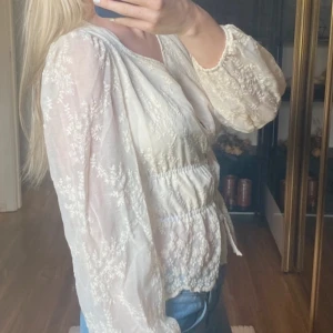 Söt långärmad blus - Nyskick  Krämvit