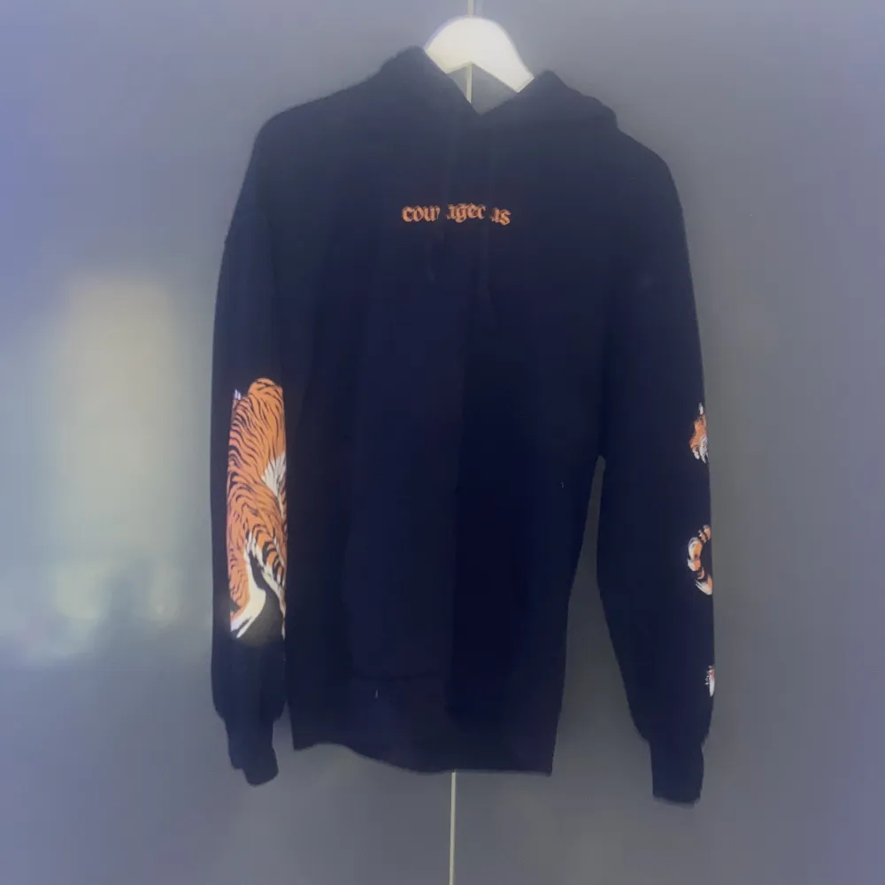 Säljer en courageous hoodie i storlek S den är i bra skick men den har använts några gånger skriv om ni har frågor eller funderingar . Hupparit & Collegepaidat.