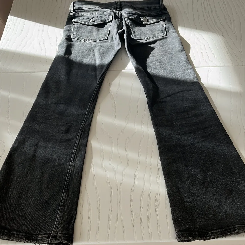 Storlek 140, mörk grå ferg, Stockholmsstil, low waist bootcut, super snygga tyvärr för små.. Jeans & Byxor.