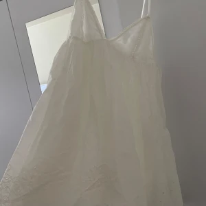Klänning  - Vit klänning aldrig använd