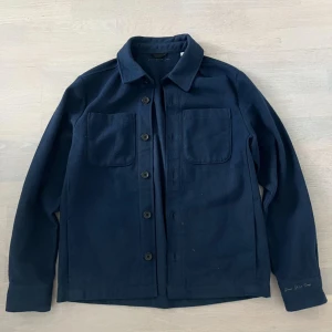 D’once de la sense overshirt  - Jag säljer min overshirt som jag inte längre använder. Har inte använt den mycket och är i ett mycket bra skick. Finns att hämta i centrala Stockholm, annars går det också att beställa.