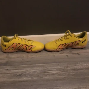 Nike mercurial Vapor 15 - Skornas storlek är 38 den har bra skick. 