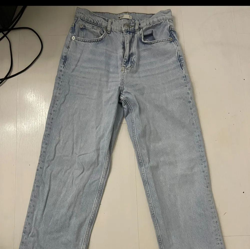 Andvändt en gång då dom är för stora på mig så väldigt bra skick storlek 34 men passar nog även till större  Frakt + pris (nypris 600kr). Jeans & Byxor.