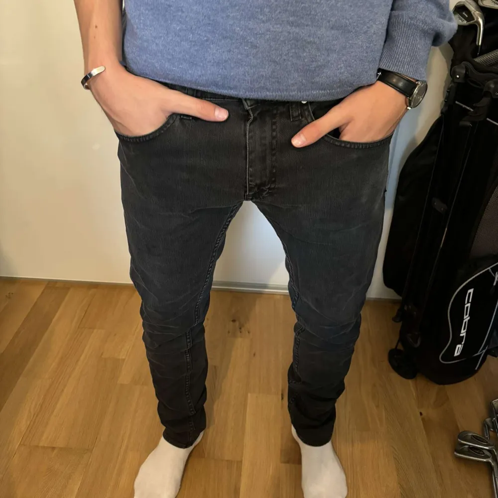 Sköna tiger of sweden jeans som ej kommer till användning längre. Killen på bild är 181cm. Jeansen har inga defekter. Ny pris: 1600kr, mitt pris: 320kr. Jeans & Byxor.