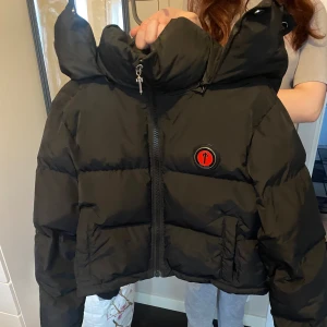 Trapstar Jacka - Strl S, köpt ifrån London. Mycket fint och fräscht skick!