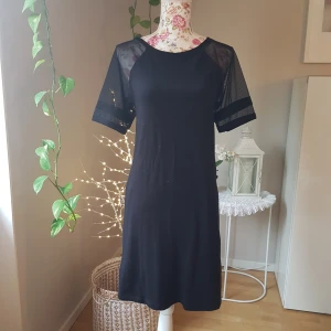 Jersey-klänning med meshärmar - Stretchig och skön vardagsklänning, i rakt utförande. ~ STOR rensning & klänningsbonanza i min shop ~ Välj 5 för 100kr oavsett pris, skicka medd/lämna som prisförslag (gäller där det står) ~