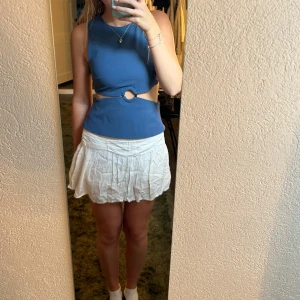 Vit kort kjol - Säljer denna supersnygga vita kjol från pull and bear storlek M men mer som S. Lågmidjad, shorts under, vit linnemarterial typ och nästan aldrig använd💞💞