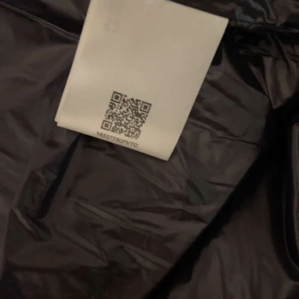 Moncler väst i nyskick. Scan fungerar.. Jackor.