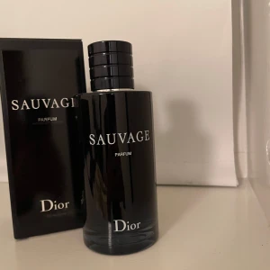 Dior Sauvage parfum - Säljer dior Sauvage parfum. Ungefär 175ml/180ml av 200ml flaska. Skriv om ni är intresserade! 