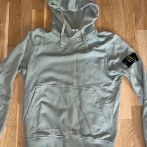 Stone island hoodie - Säljer min stone island hoodie pågrund av att jag inte använder den längre. Äkta storlek M. Kan byta. Pris kan diskuteras vid snabb affär.